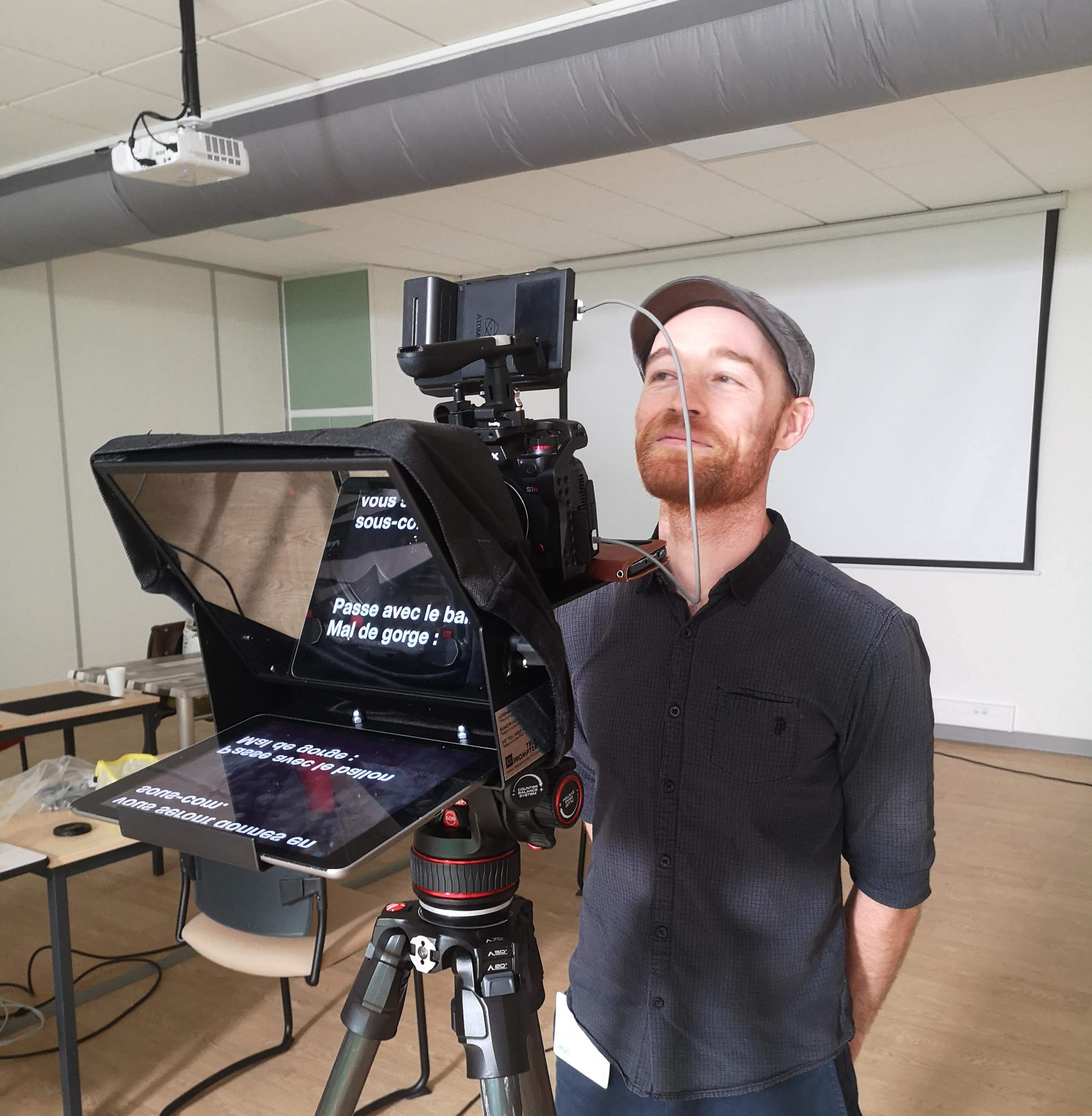 Photo d'un acteur devant un prompteur en tournage
