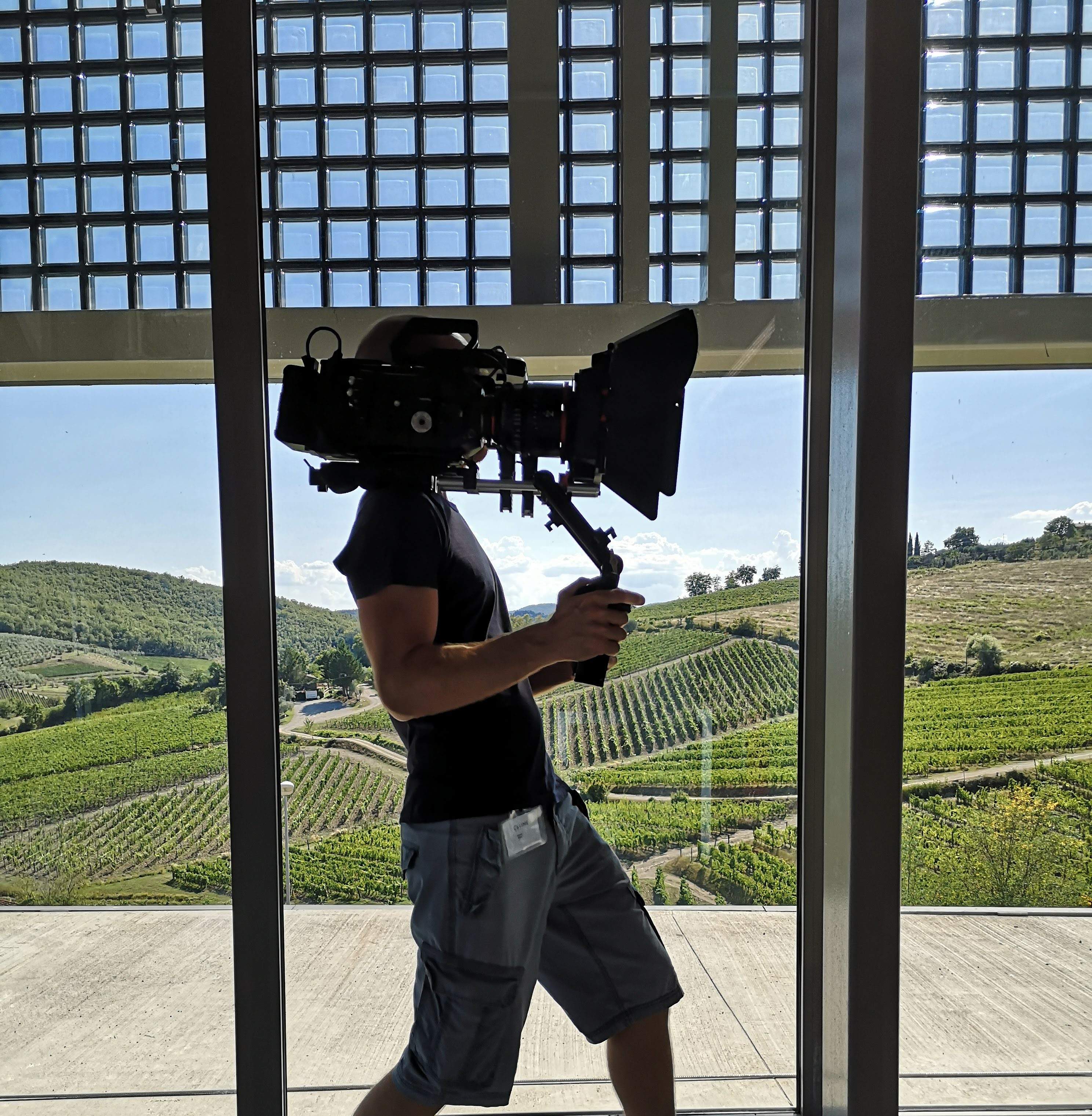 Photo d'un cadreur pendant un tournage